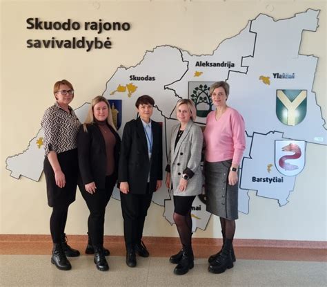 socialinės darbuotojos konsultuoja lankytoją