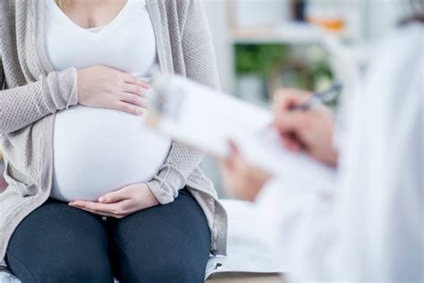 Nėščiosios, geriančios vandenį, ir lėkštės su subalansuotu maistu