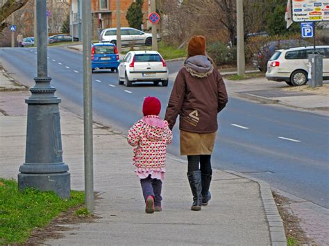Vaikas su stumduku mokosi vaikščioti