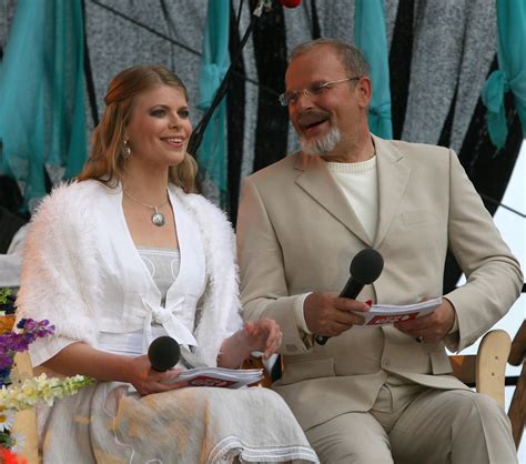 Loreta Sungailienė scenoje su mikrofonu