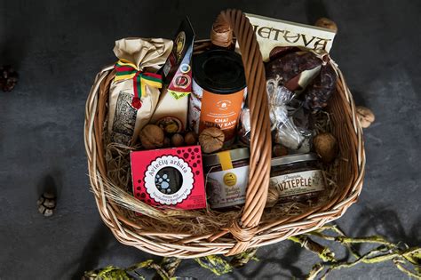 Dovanų krepšelis su skanėstais ir gėlėmis