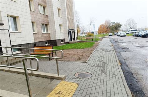 susirinkimas daugiabučio kieme dėl parkavimo