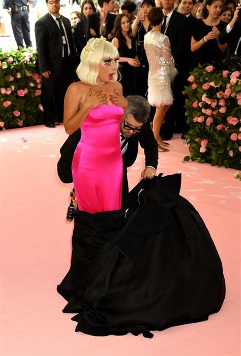 Lady Gaga ant raudonojo kilimo