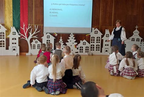 vaikai žaidžia ir dainuoja kartu