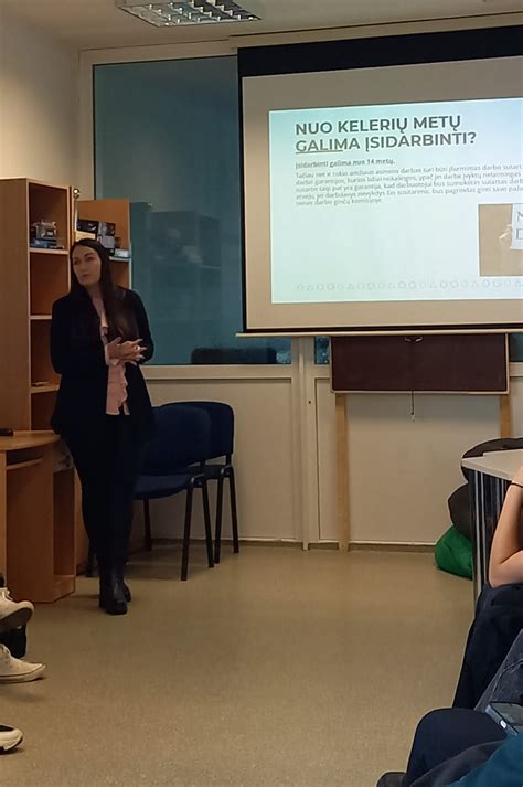 Jaunuolis su diplomu planuojantis savo ateitį