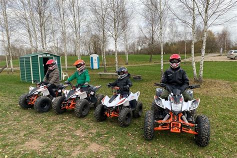 Vaikas su keturračiu besišypsantis trasoje