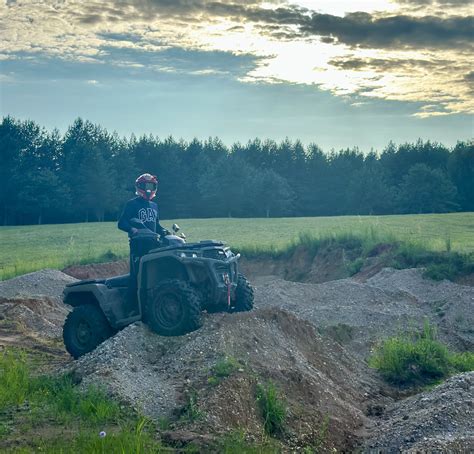 Instruktorius su vaikų keturračių grupe