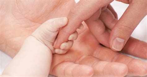 Kūdikio rankytė su šešiais pirštais