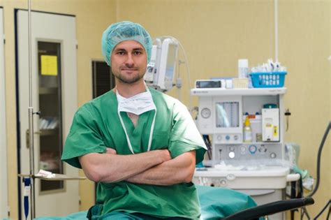 Gydytojas chirurgas, atliekantis plaštakos operaciją