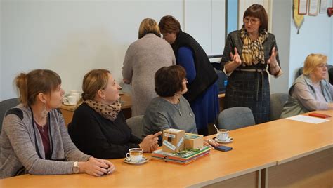 Laimingi senjorai, užsiimantys bendra veikla socialinės globos namuose