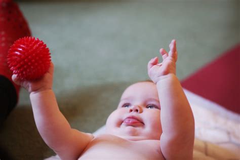 kūdikis žaidžia gulėdamas ant pilvo