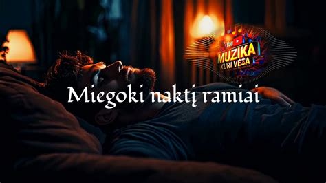 Motina ramiai žindo kūdikį naktį