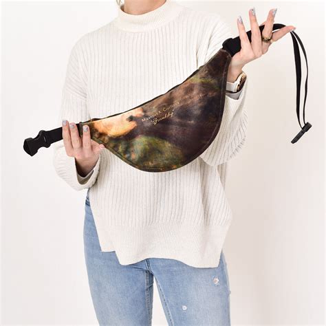 Istorinė juosmens rankinės nuotrauka