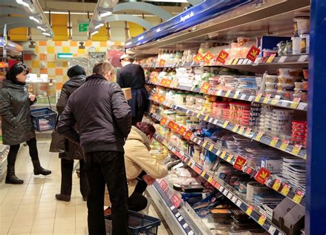 Pirkėjai prekybos centre renkasi prekes