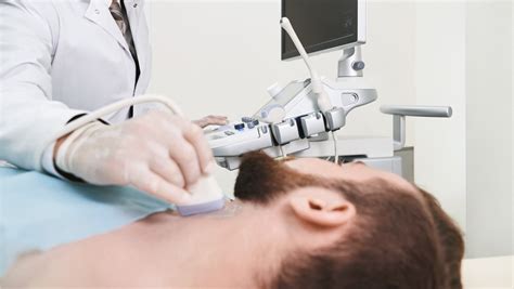 Gydytojas atlieka nėštumo echoskopijos tyrimą