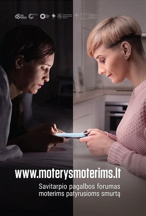 Dvi moterys šypsosi viena kitai, palaikydamos vieną