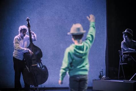 vaikai klausosi muzikos ir dainuoja kartu