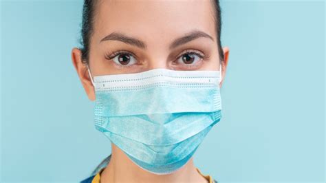 Nėščia moteris su medicinine kauke