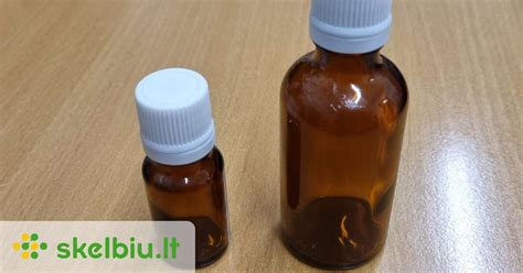 Vaikiškų šampūnų buteliukai su augaliniais ekstraktais