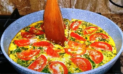 Kiaušinių kepimas keptuvėje su vandeniu