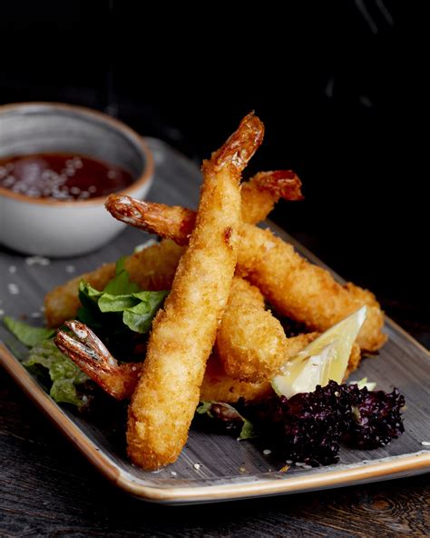 Keptos krevetės kokosų drožlėse su padažu