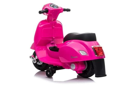 Rožinis elektrinis Vespa motoroleris vaikams žaidimų aikštelėje