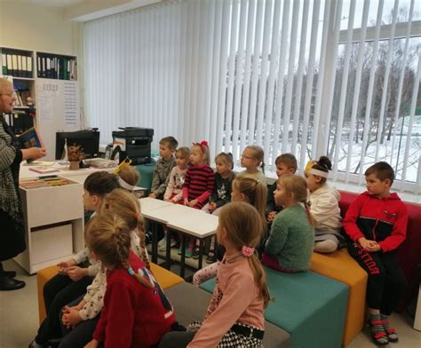 Vaikai darželyje džiaugiasi susitikimu su knygos autoriumi