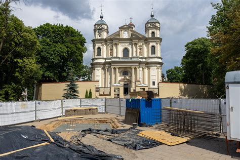 Istorinis bažnyčios pastatas su archyvo simbolika