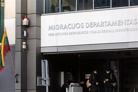 Šeima su dokumentais Migracijos departamente