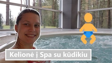 kineziterapeutas dirbantis su kūdikiu baseine