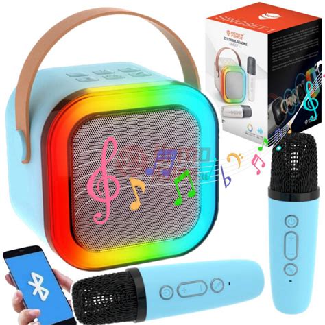 vaikai dainuojantys karaoke su mikrofonais
