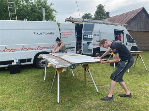 Akušerių komanda teikia pagalbą