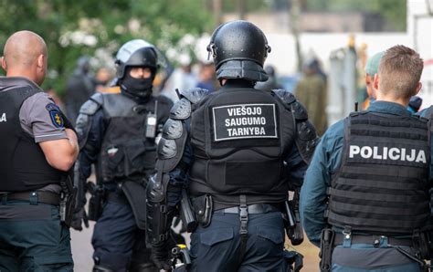 Policijos pareigūnai ir socialinės tarnybos prie daugiabučio Alytuje