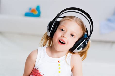 vaikai klausosi muzikos per ausines