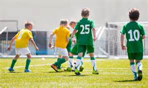 Du vaikai žaidžia vandens pistoletais namuose