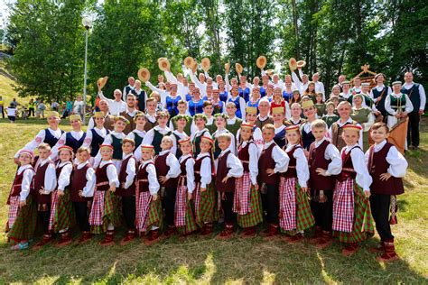 Liaudies dainų ansamblis atliekantis muziką