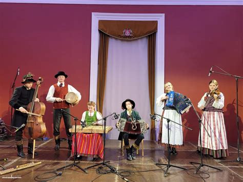 Ansamblio „Estradinės melodijos“ pasirodymas scenoje