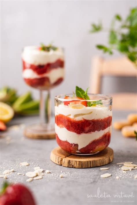 Rabarbarų ir braškių ledų nuotrauka