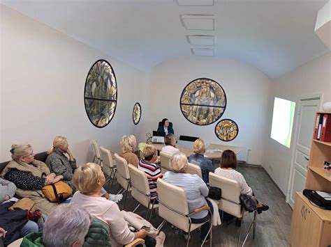 socialinis darbuotojas bendrauja su senyvo amžiaus žmogumi globos namuose