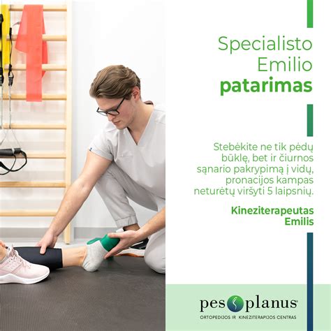 kineziterapeutas atlieka pratimus su kūdikiu