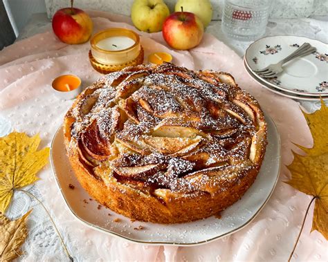 Greitai pagamintas obuolių pyragas iš arti, pabarstytas cukraus pudra