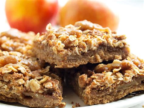 Veganiškas obuolių pyragas, papuoštas uogomis