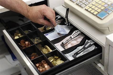 Mokiniai mokosi dirbti su kasos aparatais