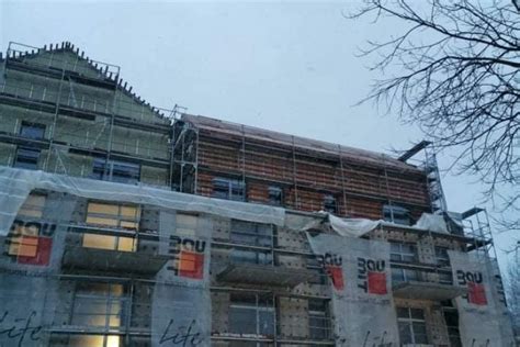 Renovuojamo fasado darbų eiga Sasnavos „Židinio“ centre