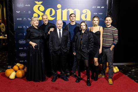 Šeimos susibūrimo ir linksmybių scena iš komedijos filmo, pabrėžianti bendrystę