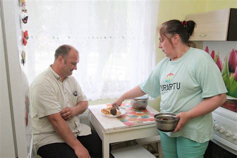 Šeima apsaugotame būste gaminasi maistą