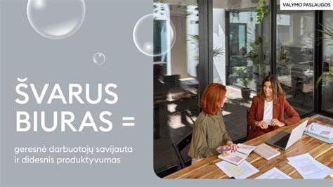 Kolegos sveikinasi biure su šypsenomis