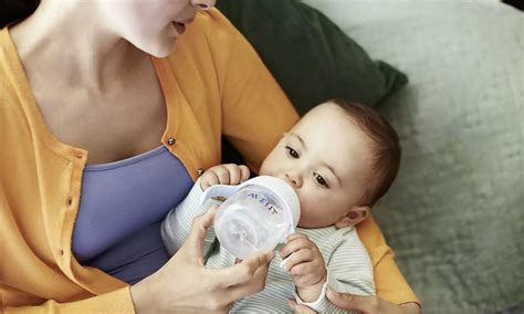 Kūdikis geriantis vandenį iš puodelio