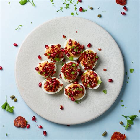 įdaryti kiaušiniai su čioriso dešra lėkštėje