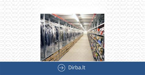 Darbas sandėlyje su drabužiais